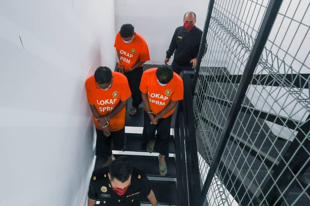 மருத்துவமனை பணியாளர் உட்பட மூவர் கைது