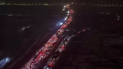 சீனாவில் கடும் பனிப்பொழிவு, வாகனங்கள் நிலைக்குத்தின