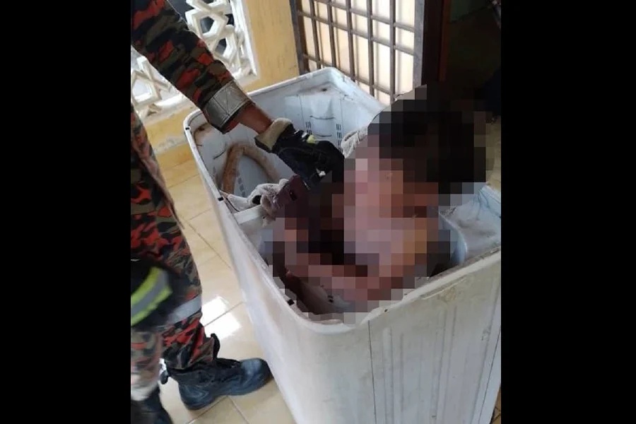 துணி துவைக்கும் இயந்திரத்தில் மாட்டி கொண்ட சிறுமி மீட்பு