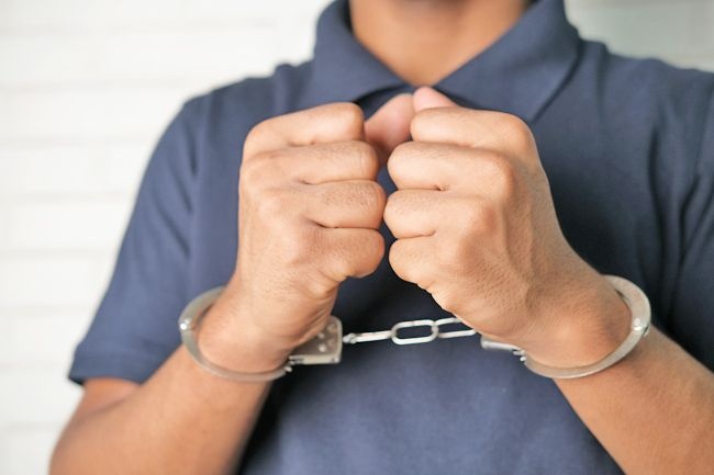 தாயாரைப் பிணைப்பிடித்து வீட்டை தகர்த்தப் போவதாக மிரட்டிய மகன் கைது