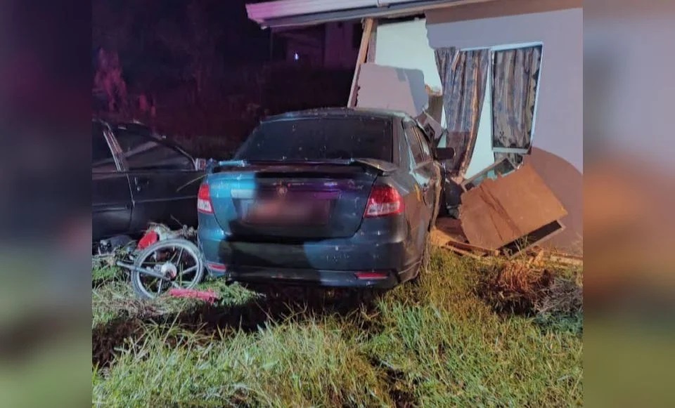 வாகனம் வீட்டின் மீது மோதியது, எண்மர் காயம்