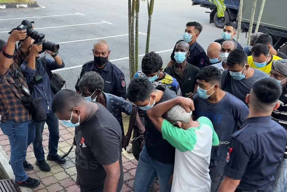 5 போலீஸ்காரர்களுக்கு எதிராக குற்றச்சாட்டு