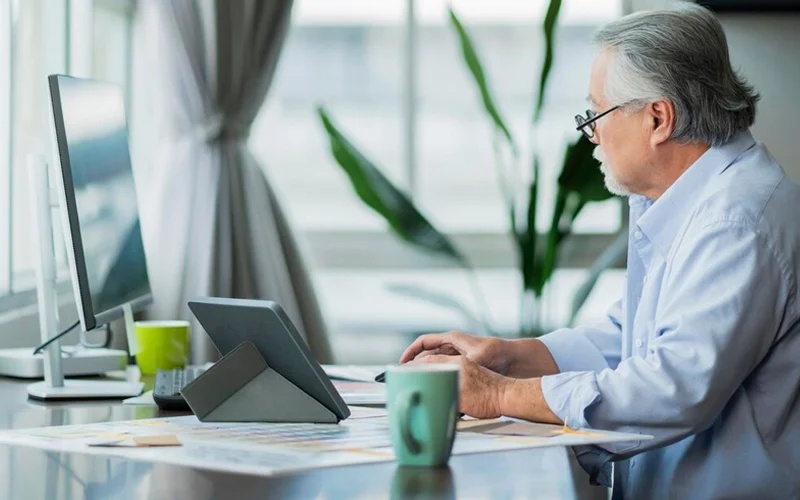 60 வயதுக்கு மேற்பட்ட B40, M40 தொழிலாளர்களின் வருமான வரியை அரசாங்கம் அகற்ற வேண்டும்