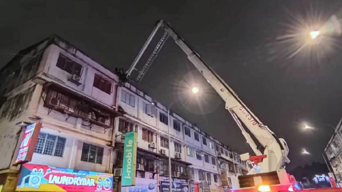 கடை கூரையின் மேல் முதியவரின் உடல்