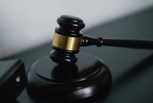 மனைவியின் கழுத்தை நெரித்த தொழிலாளிக்கு 17 மாத சிறை