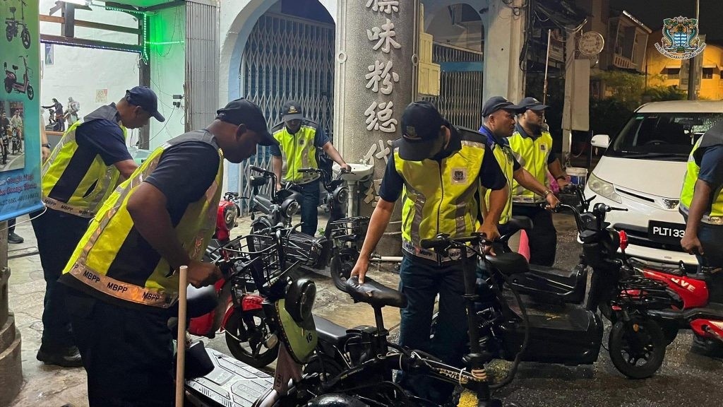 வங்காளதேச வணிகரிடமிருந்த ஸ்கூட்டர்கள் பறிமுதல்