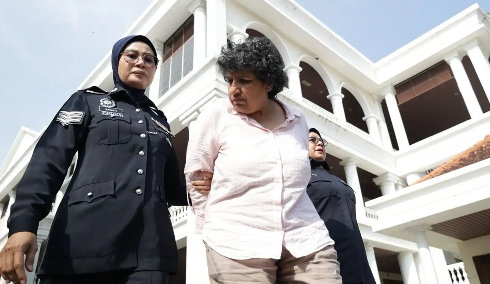 பள்ளிவாசலில் தொந்தரவு செய்ததாக மூதாட்டி மீது குற்றச்சாட்டு