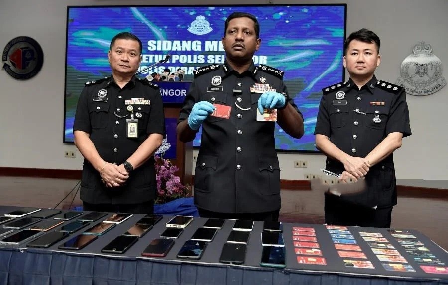 இரண்டு வங்கி அதிகாரிகளை போலீசார் கைது