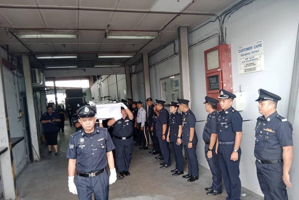 கோப்ரல் சத்தியராஜ் ஜீவனின் உடல் குடும்பத்தரிடம் ஒப்ப்டைக்கப்பட்டது