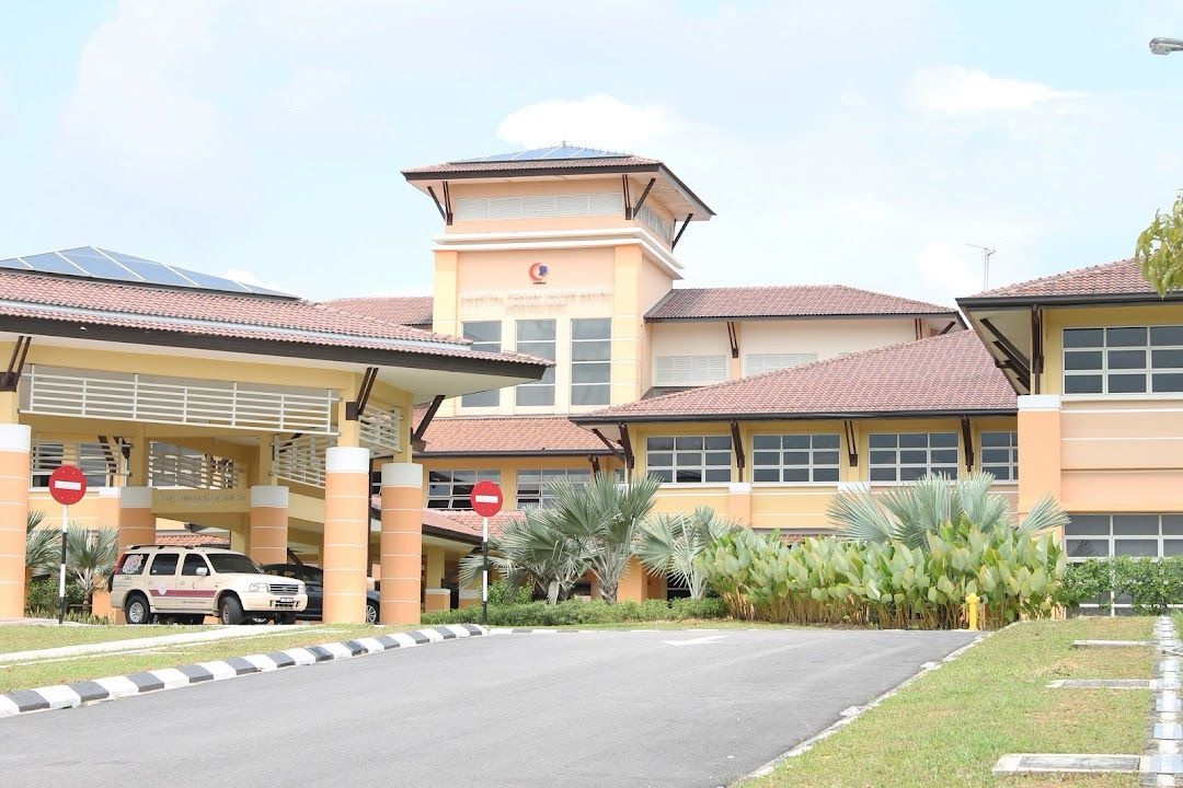 மருத்துவரின் கண்காணிப்பில் இருக்கும் சந்தேகிக்கும் தாய்