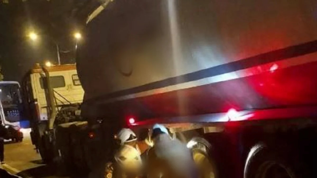 லாரிக்கு அடியில் சிக்கி இருவர் மரணம்