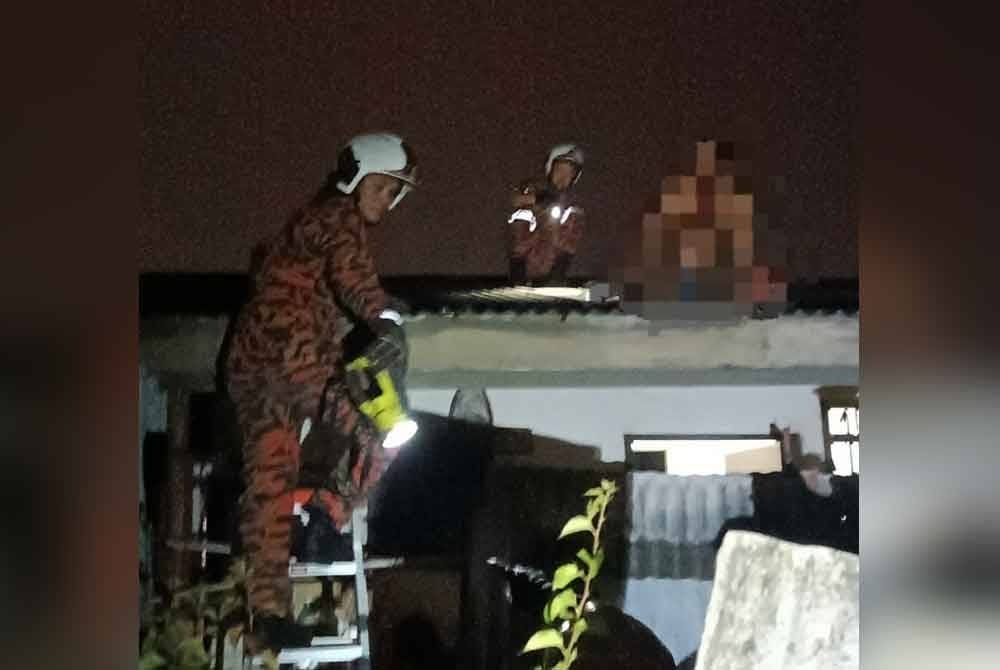 வீட்டின் கூறையில் படுத்திருந்த ஆடவர் பாதுகாப்பாக மீட்கப்பட்டார்