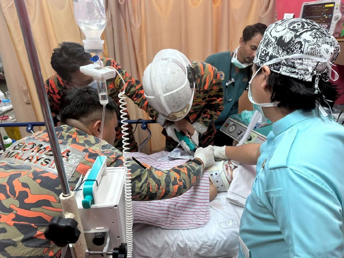 5 வயது சிறுவனின் கழுத்து, நெஞ்சை துளைத்த இரும்பு