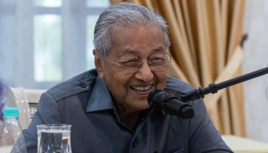 53 நாட்கள் தீவிர சிகிச்சைக்கு பின்னர் துன் மகாதீர் IJN - னிலிருந்து வெளியேறினார்