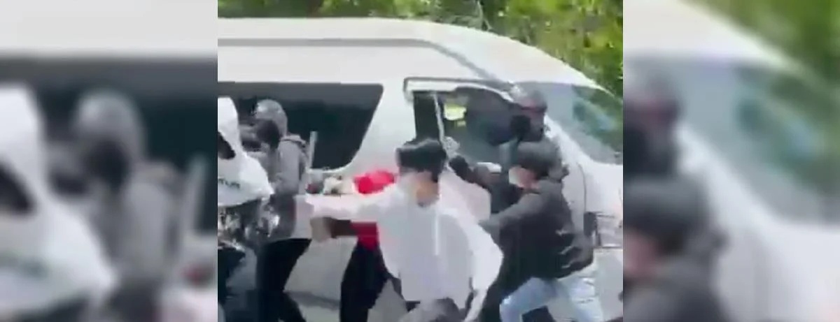 மாணவர்களை PVC குழாய்களால் தாக்கிய நான்கு பேர் கைது