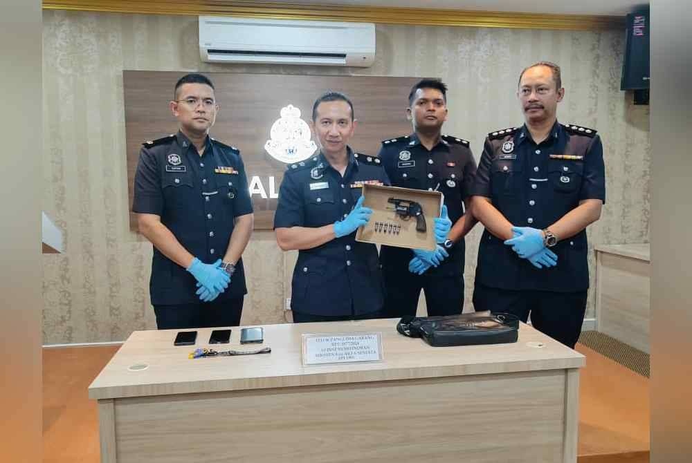 கைத்துப்பாக்கி வைத்திருந்தது இருவர் கைது