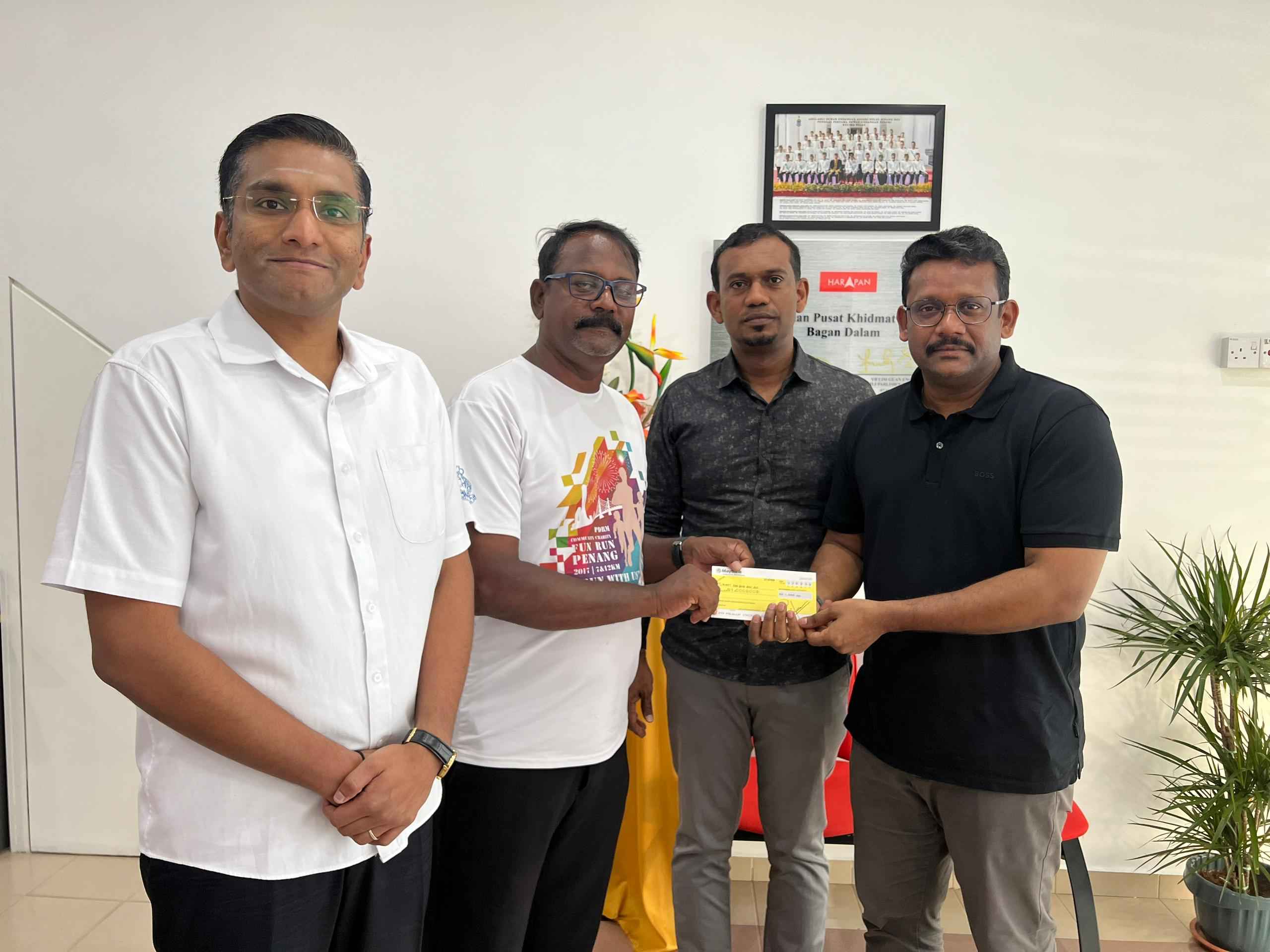 இந்து அறப்பணி வாரியம் மூன்று இந்திய மாணவர்களுக்கு நிதியுதவி வழங்கியுள்ளது