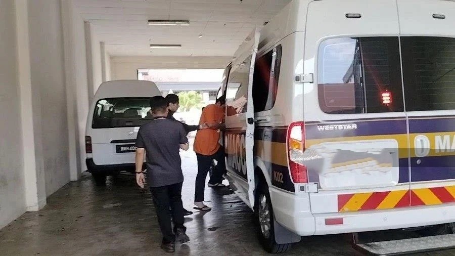 வெ.1.1 மில்லியன் கோரியிருக்கும் மூத்த அமலாக்க அதிகாரி உட்பட மூவர்