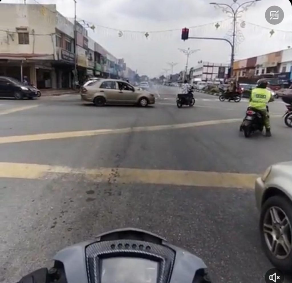 சவ ஊர்வலதின் போது பட்டாசு கொளுத்திய நபர் கைது