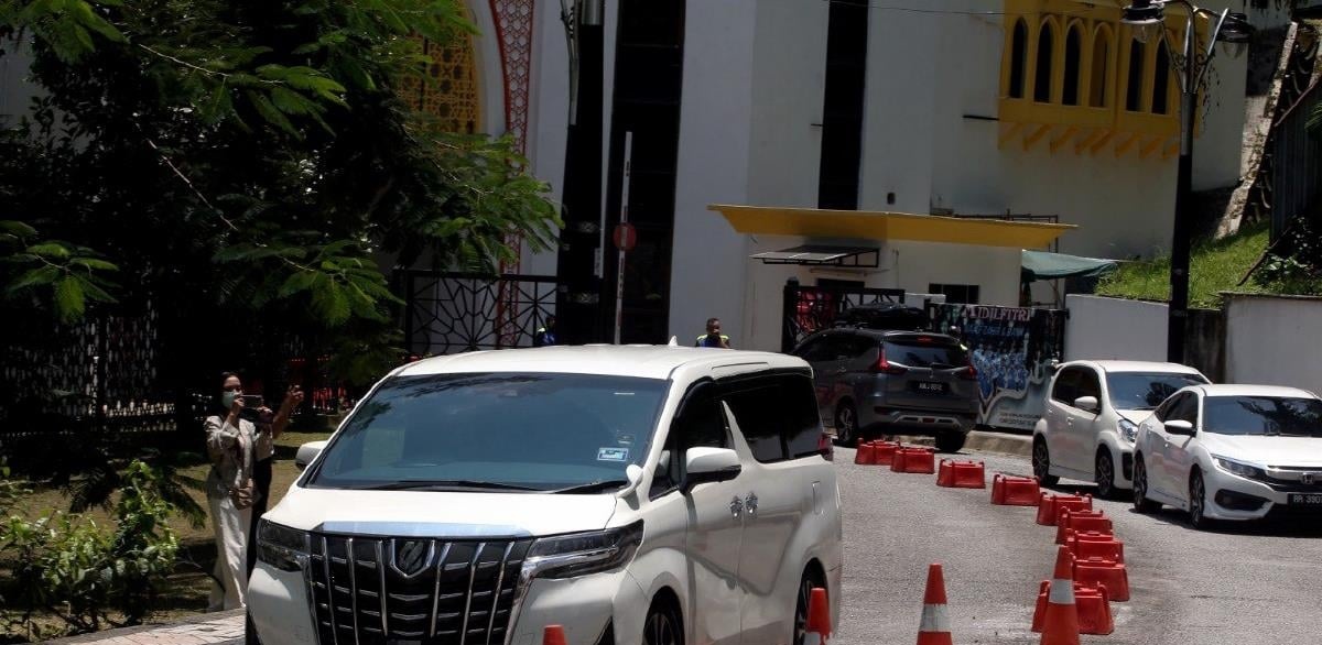 இரண்டு முக்கிய பிரபலங்கள் கல்வத்தில் பிடிபட்டுள்ளனர்