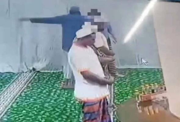 பள்ளிவாசலில் மூர்க்கத்தனமாக நடந்துக்கொண்ட வயோதிகப் பெண் கைது