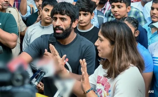 வலுக்கும் மல்யுத்த வீரர்களின் எதிர்ப்பு, 2 விருதுகளை திரும்ப அளிப்பதாக வினேஷ் போகத் அறிவிப்பு.