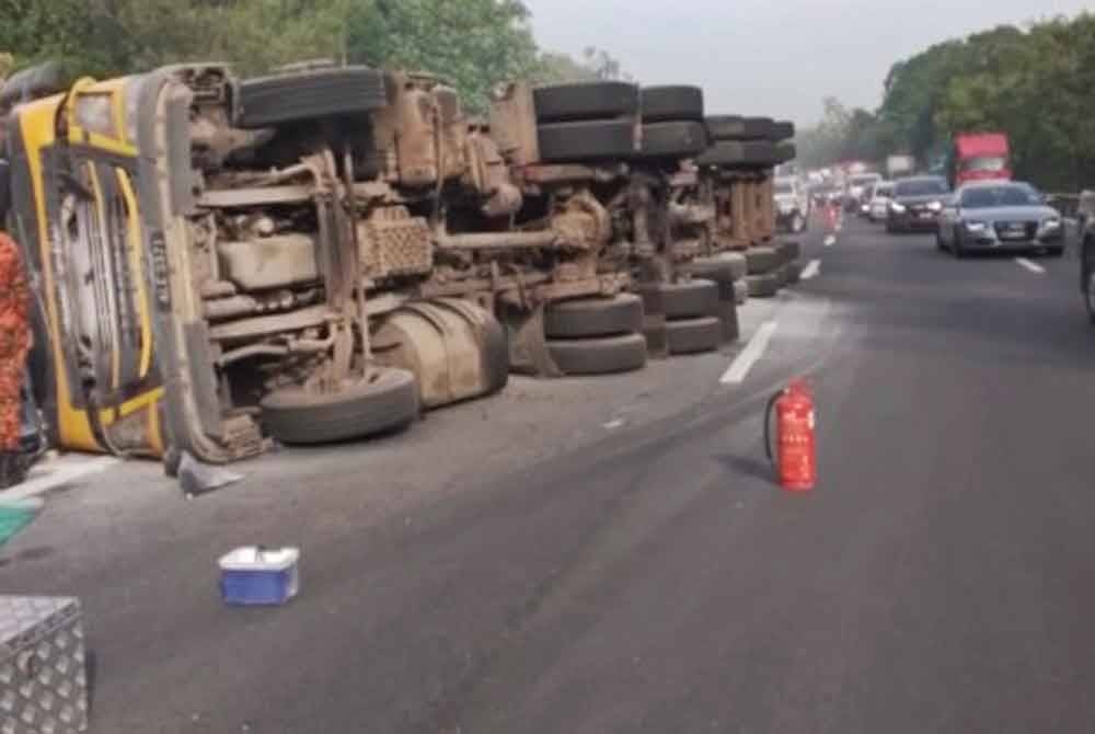 டிரெய்லர் லோரி கவிழ்ந்தது, வாகனப் போக்குவரத்து நெரிசல்
