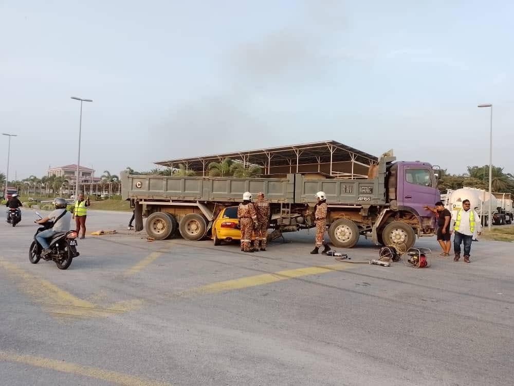 லோரியின் அடியில் கார் சிக்கியதில் ஓட்டுநர் பலி