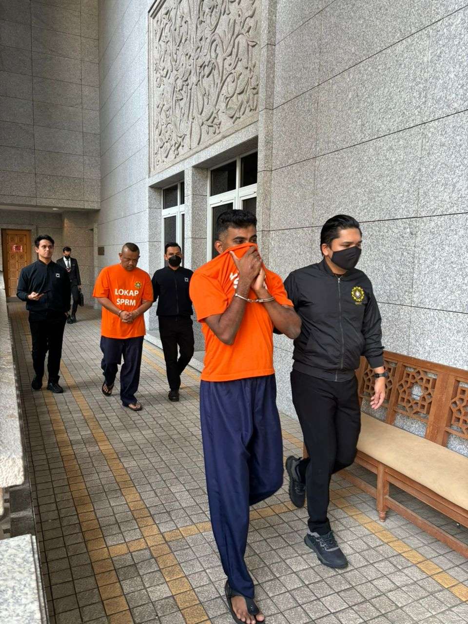 உயர் அதிகாரி உட்பட இரு போலீஸ்காரர்களுக்கு தடுப்புக்காவல்