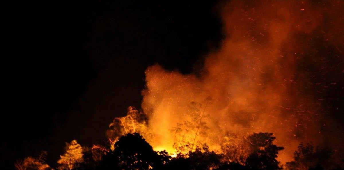 தீ கிராமத்தில் பரவ தொடங்கியது மக்கள் கவலை