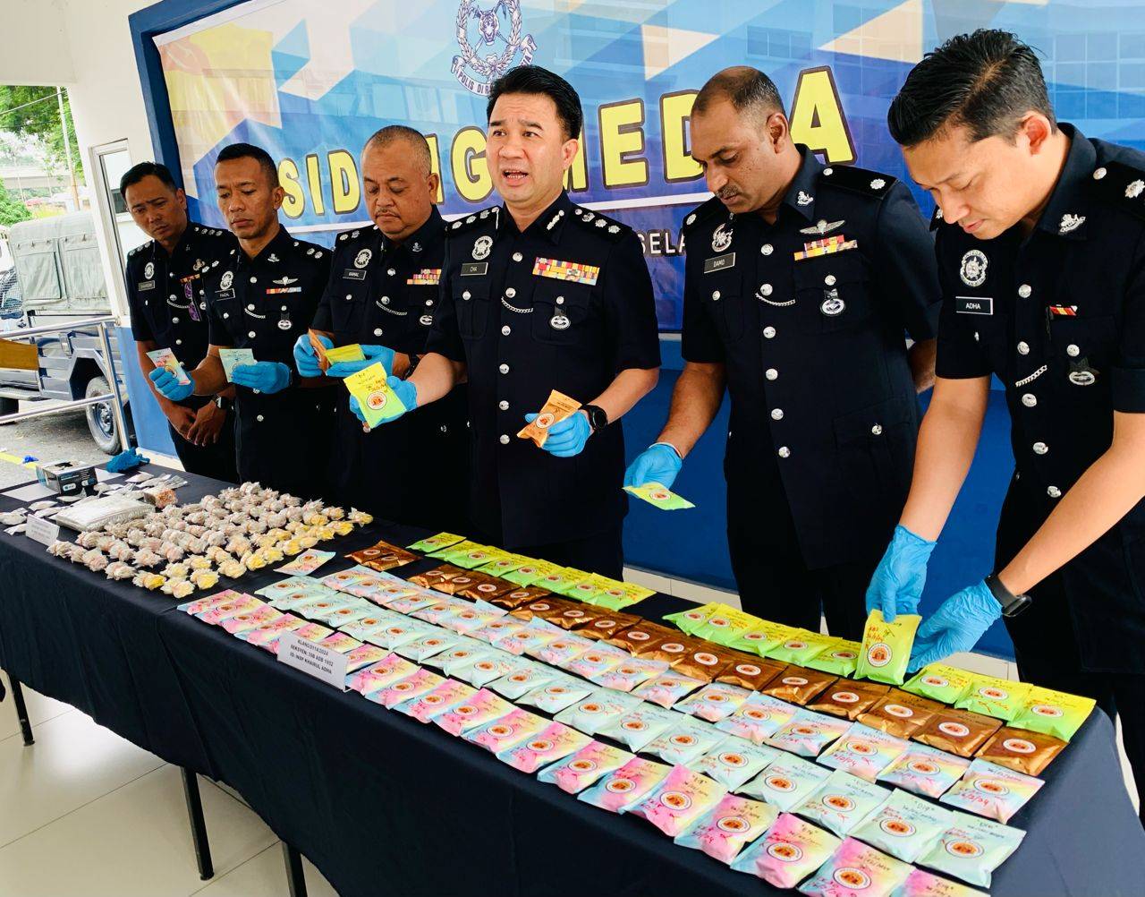 போதைப்பொருள் கும்பல் முறியடிப்பு, கணவன், மனைவி கைது