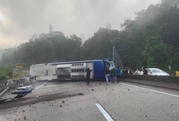 பென்த்தொங்-கில் சுற்றுலா பேருந்து சாலையில் குடை சாய்ந்ததில் 16 பேர் படுகாயம்