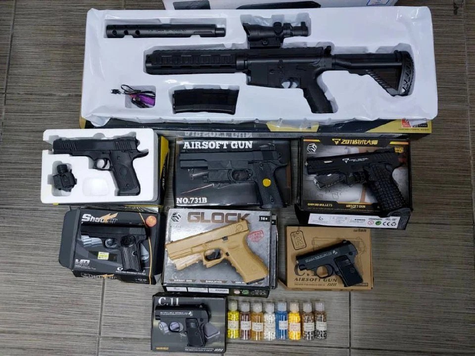 போலி துப்பாக்கி வைத்திருந்த பெண் கைது