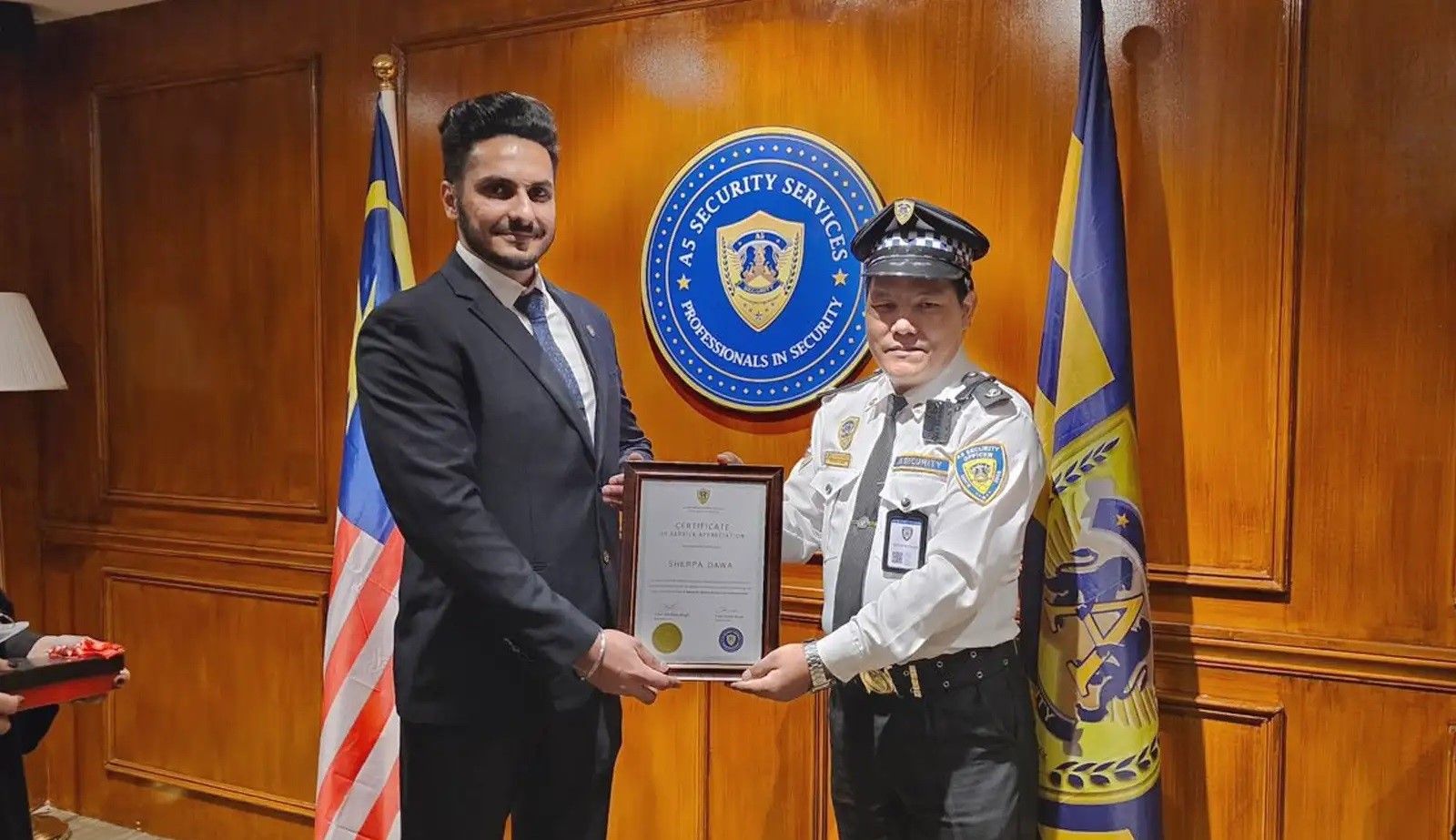 நேபாளிய பாதுகாவலர் நிர்வாகத்தினால் கெளரவிக்கப்பட்டார்