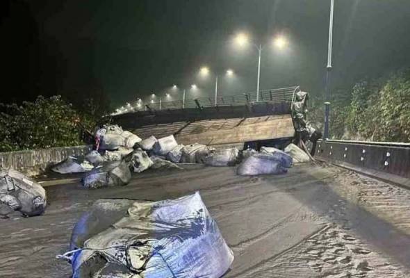 இரும்பு துகள்களை ஏற்றிவந்த ட்ரெய்லர் லாரி தடம் புரண்டது .