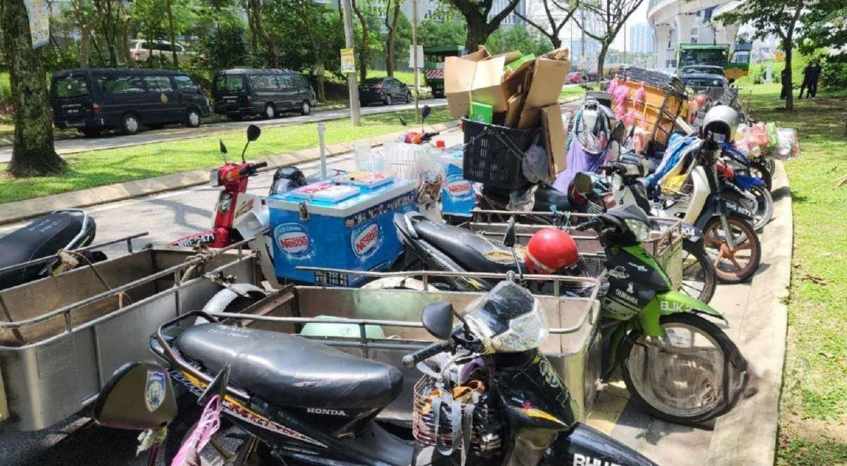 சட்டவிரோதமாக வாகனங்களை பயன்படுத்தும் வெளிநாட்டவர்கள் கைது செய்யப்பட்டனர்