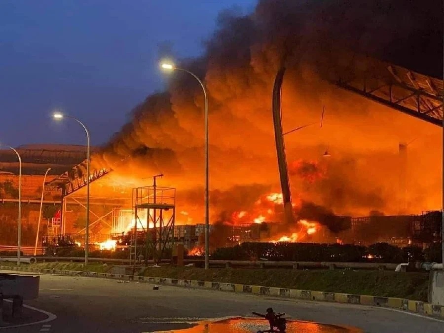 ரசாயன கழிவுப் பொருள் சேமிப்புக்கிடங்கு ​தீப்பற்றிக்கொண்டது