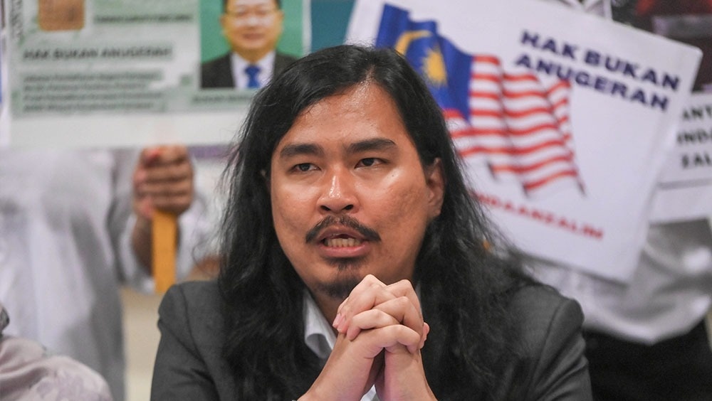 வாளுடன் காட்சித் தரும் அம்னோ இளைஞர்பிரிவுத் தலைவர் மீது விசாரணை இல்லையா?