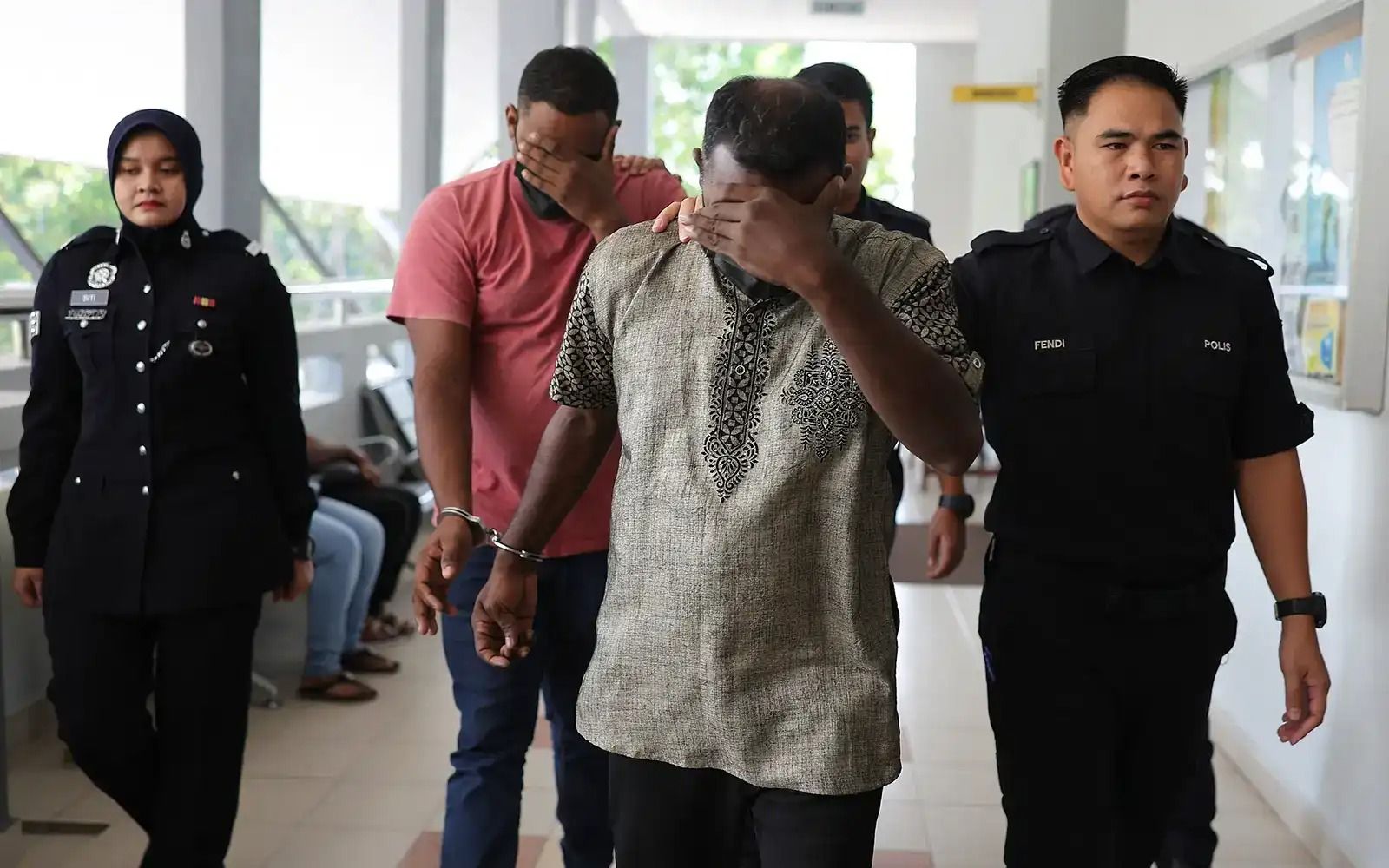 மறுவாழ்வு சிகிச்சைக்கு வந்தவரை அடித்து காயப்படுத்தியதாக இருவர் மீது குற்றச்சாட்டு