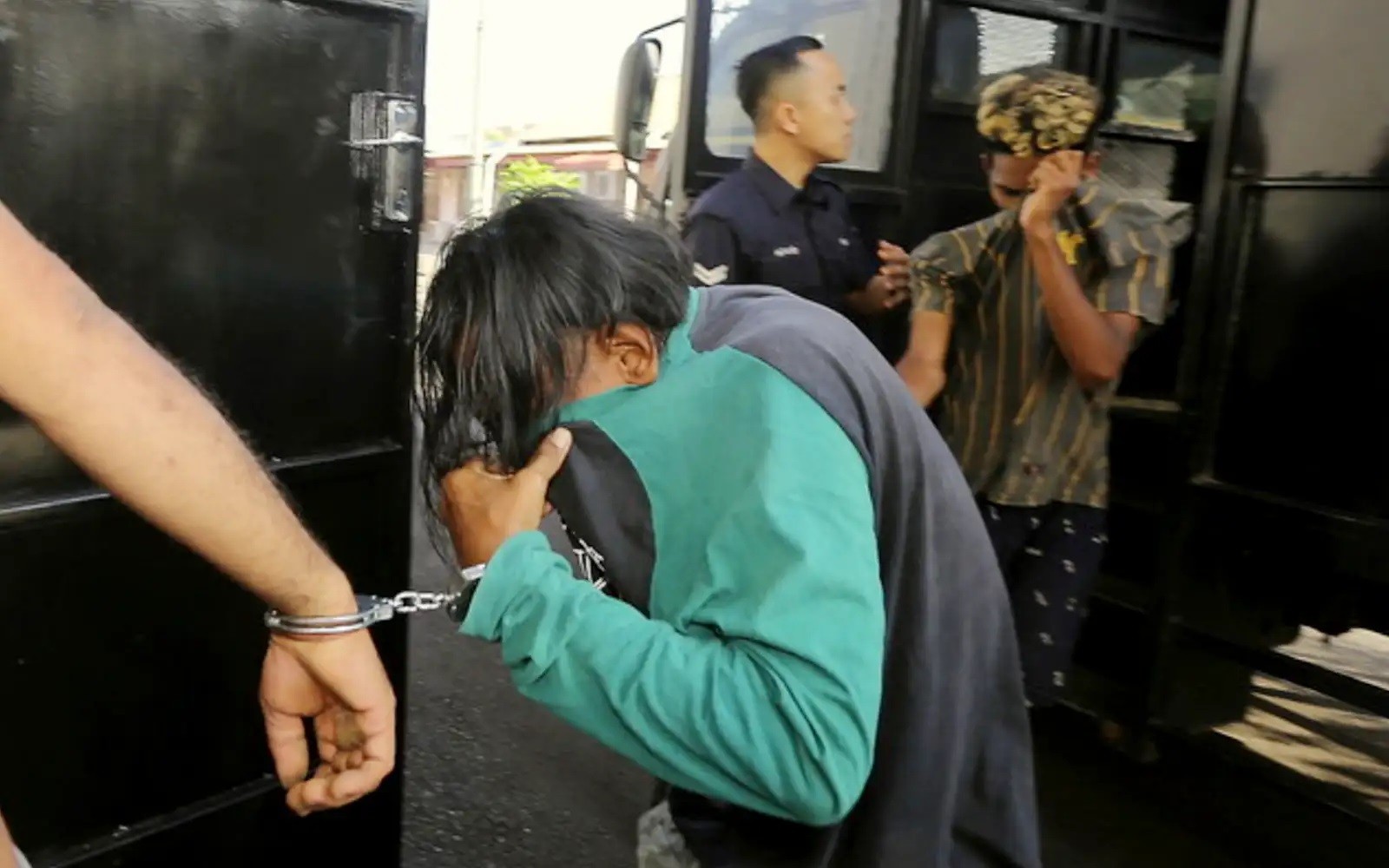 பாகிஸ்தான் பிரஜைகள் மீது காரை மோதியதாக ஆடவர் மீது குற்றச்சாட்டு