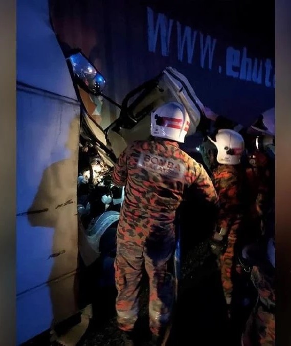 டிரெய்லர் லாரியுடன் மோதியதில் இருவர் உயிரிழந்தனர்