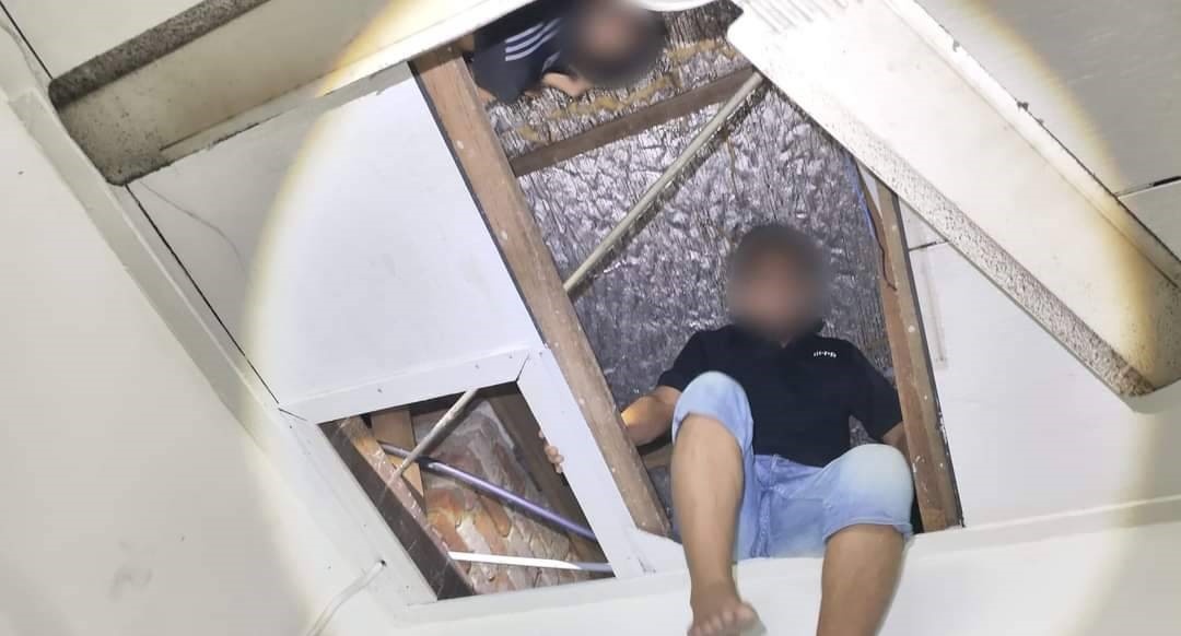 அமலாக்கத் தரப்பின் கைதுக்கு பயந்து SILING கூரையில் மறைந்துக்கொண்ட கள்ளக்குடியேறிகள்