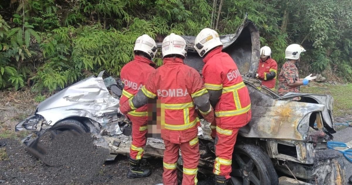 லாரியுடன் கார் மோதியதில் இருவர் உயிரிழந்தனர்