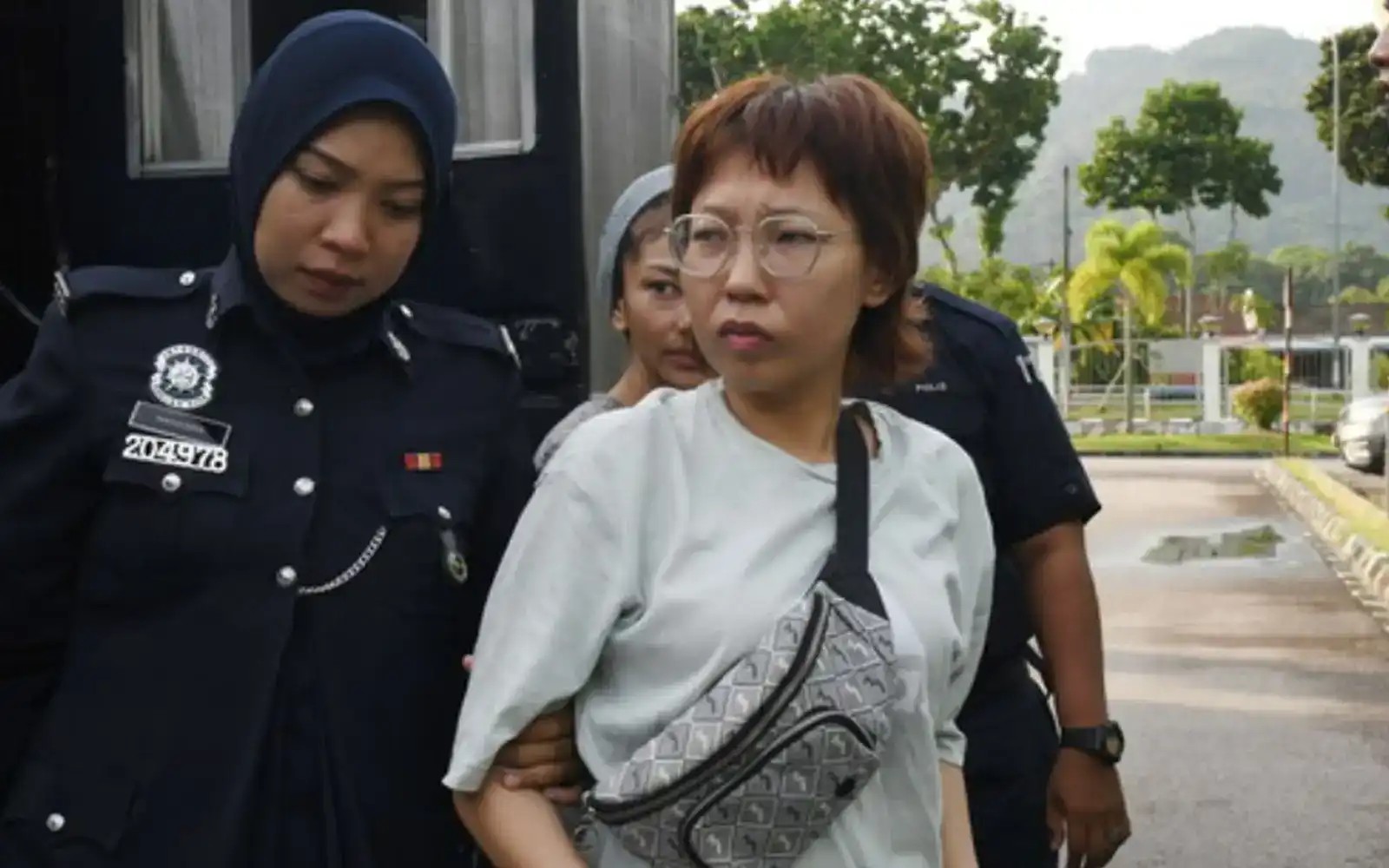 மாற்றுத் திறனாளி மீது சுடு நீர் வீச்சு தாக்குதல் நடத்திய மாதுவிற்கு 10 ஆண்டு சிறை