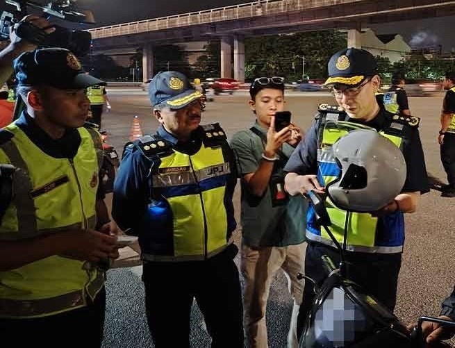 ஓட்டுநர் உரிமம் இல்லாத பெண் மோட்டார்சைக்கிளோட்டி கைது