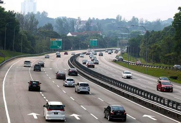 பிரதான நெடுஞ்சாலையில் போக்குவரத்து சீராக செல்கின்றது