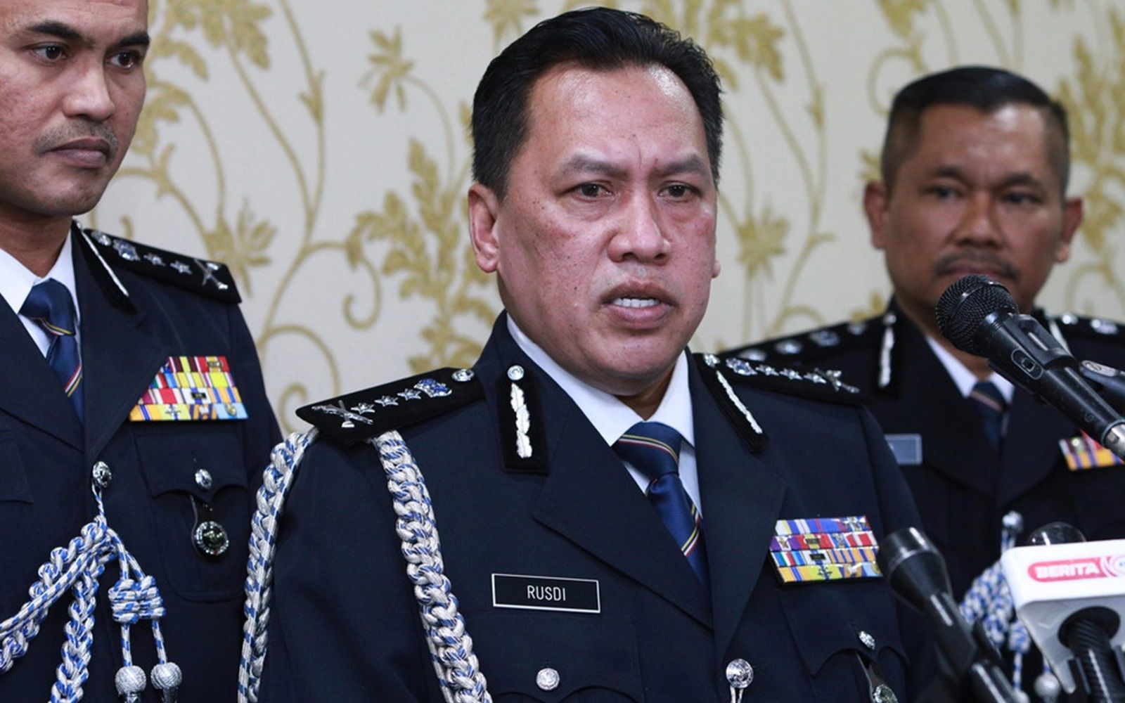 வெளிநாட்டவரிடம் கொள்ளை, ஐந்து போலீஸ்காரர்கள் கைது