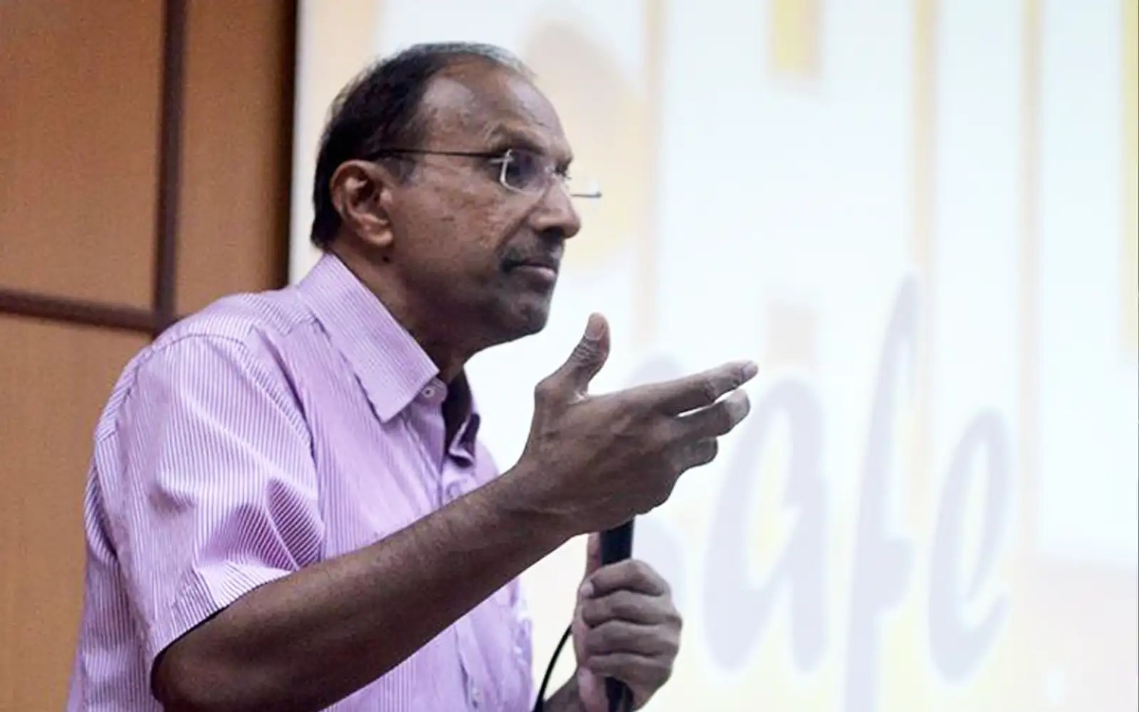 சம்பந்தப்பட்ட ஆசிரியரை முன்பாகவே பணி நீக்கம் செய்யப்படாதது ஏன்? கல்வி அமைச்சரை கேள்வி எழுப்புகிறார் ஜேம்ஸ் நாயாகம்