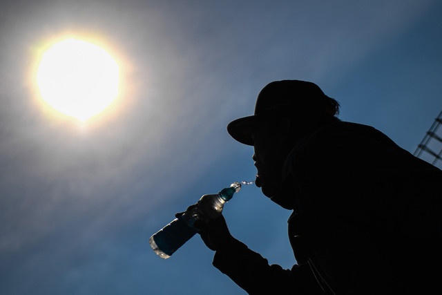 வெயிலில் நீண்ட நேரம் இருந்தால் வெப்ப தாக்குதல் பக்கவாதம்ஏற்படும்!