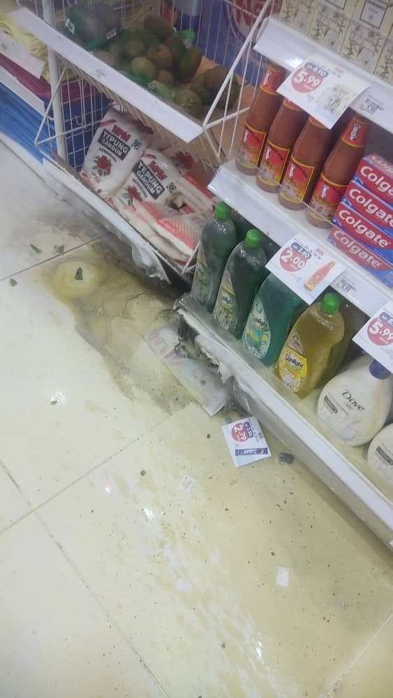 KK மார்ட் கடை மீது பெட்ரோல் குண்டு வீச்சு தாக்கிய நபரை போலீஸ் தீவிரமாக தேடுகின்றது